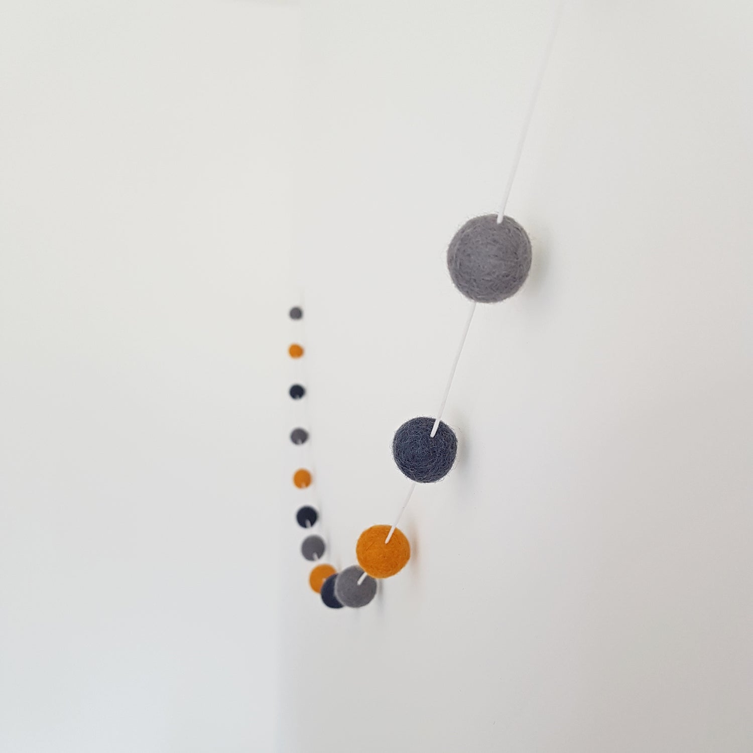 Slinger viltballetjes | Okergeel-grijs