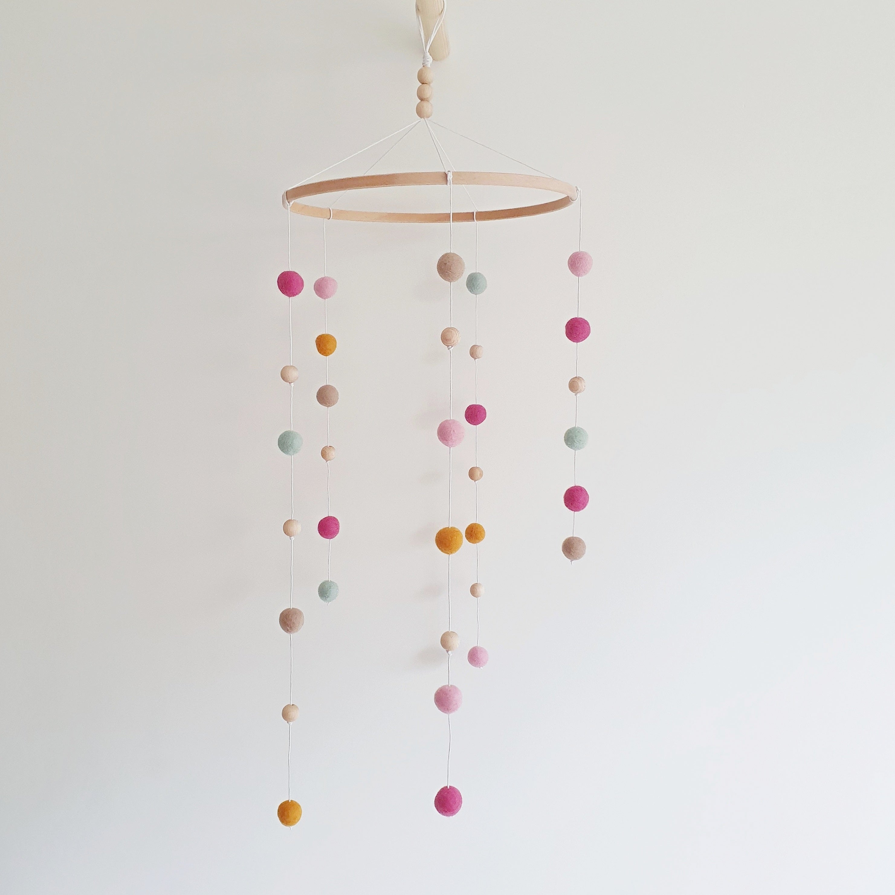 Babymobiel viltballetjes | Roze-mint-oker