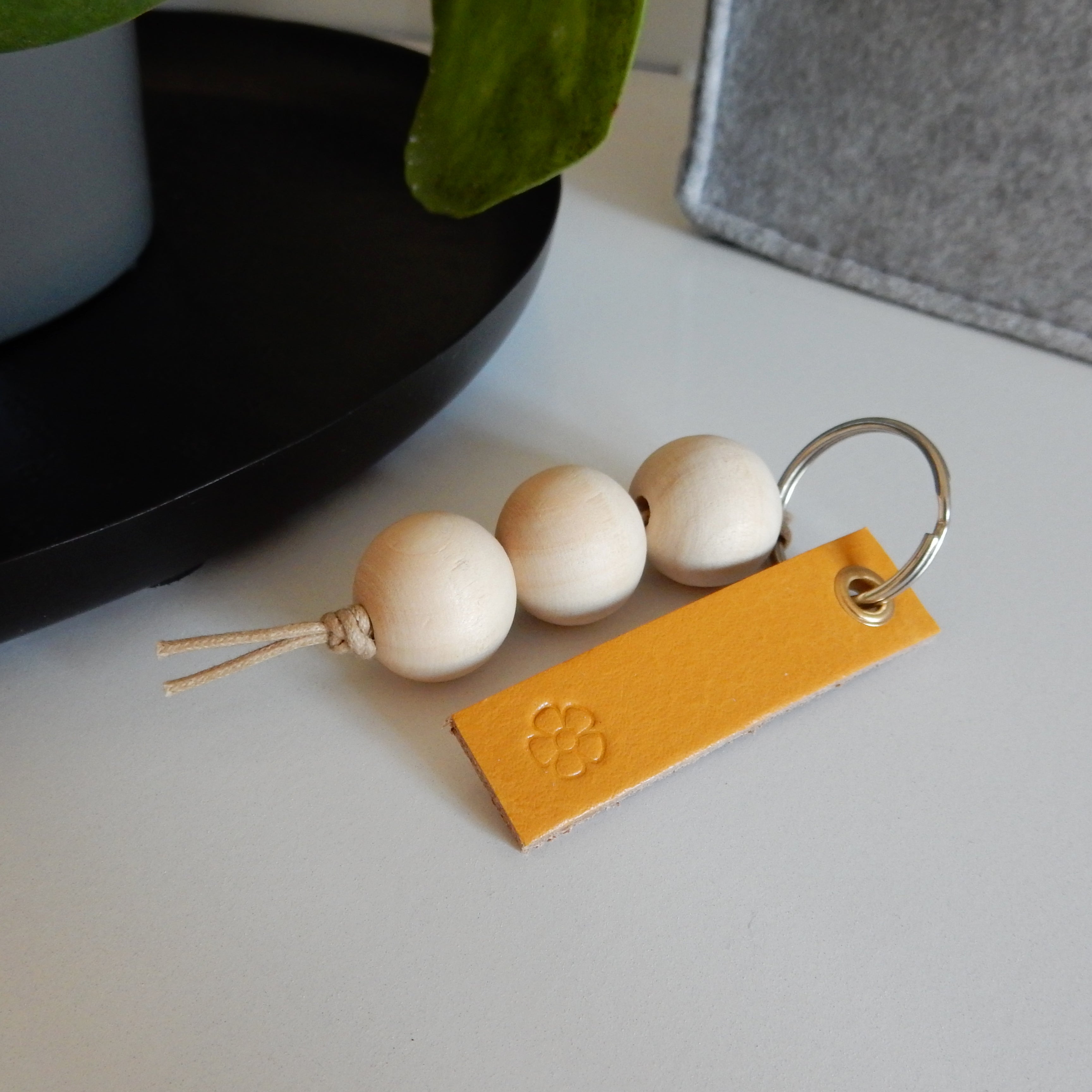 Sleutelhanger | Okergeel met bloemetje