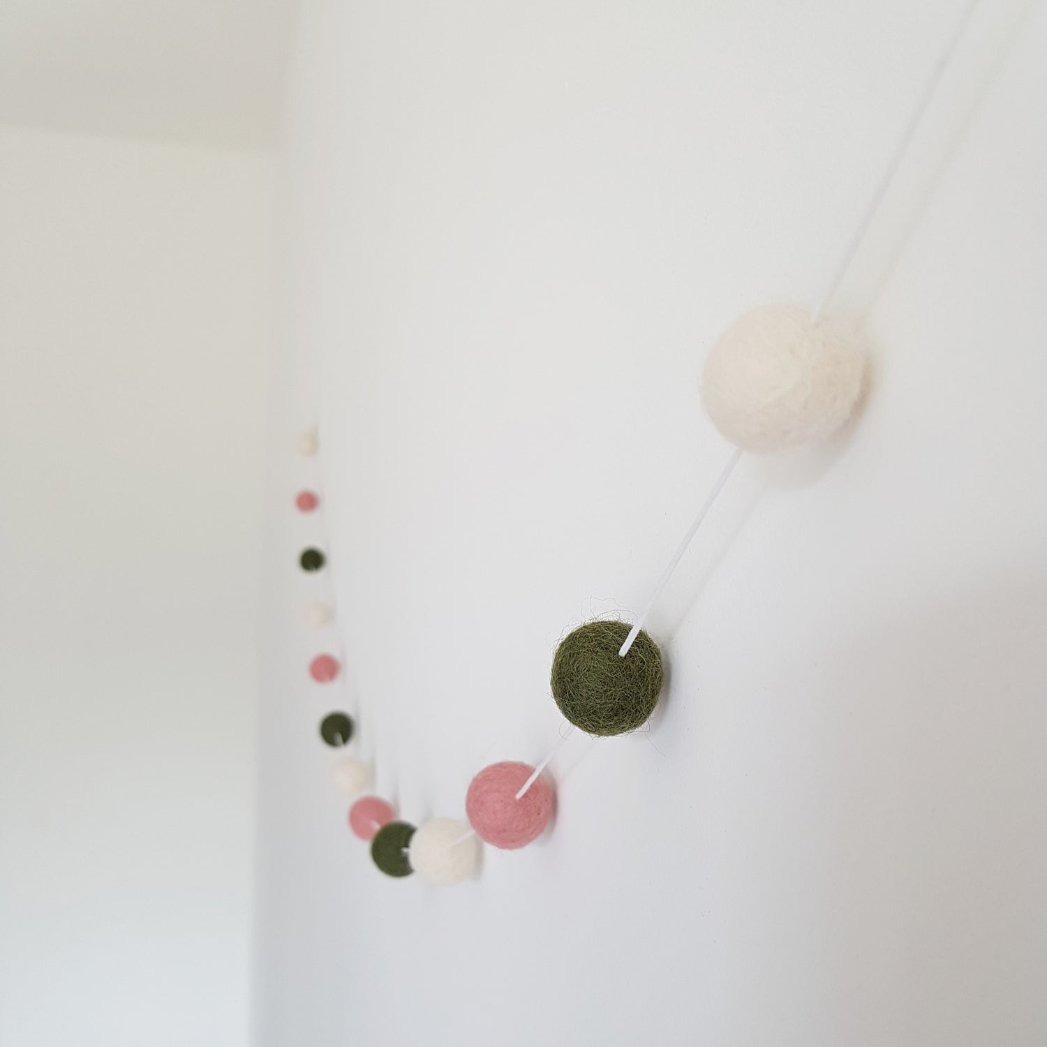 Slinger viltballetjes | Mosgroen-roze