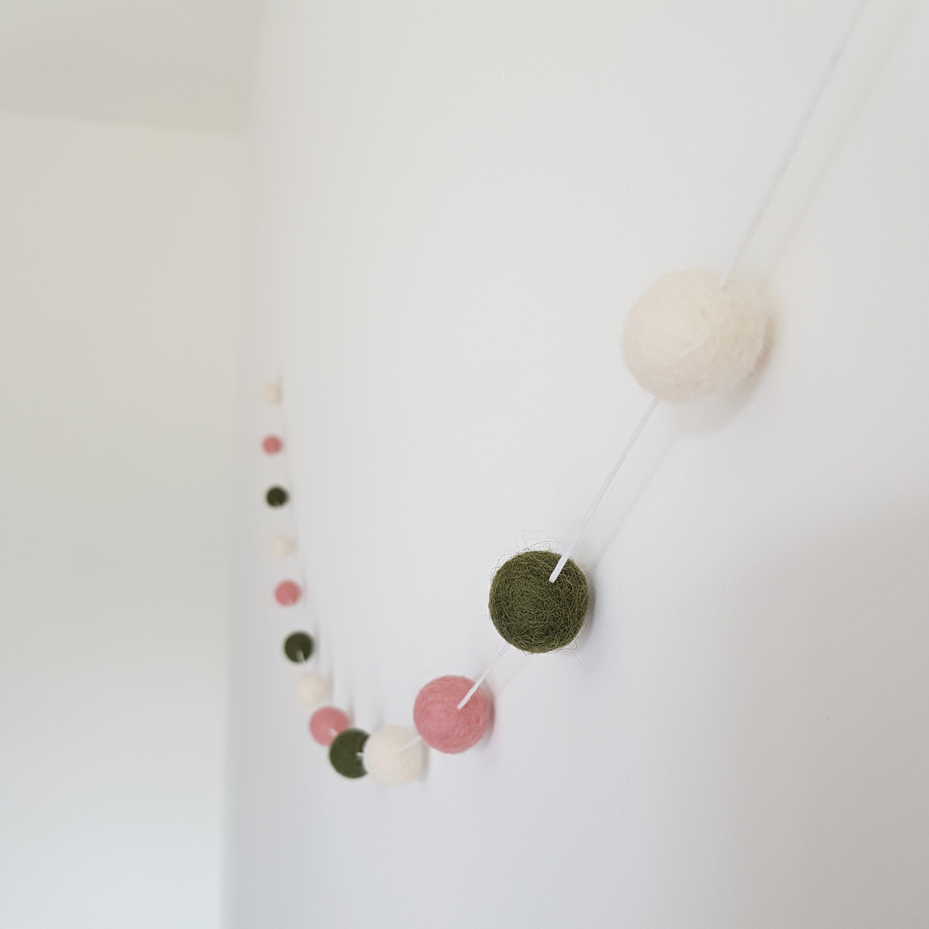 Slinger viltballetjes | Mosgroen-roze