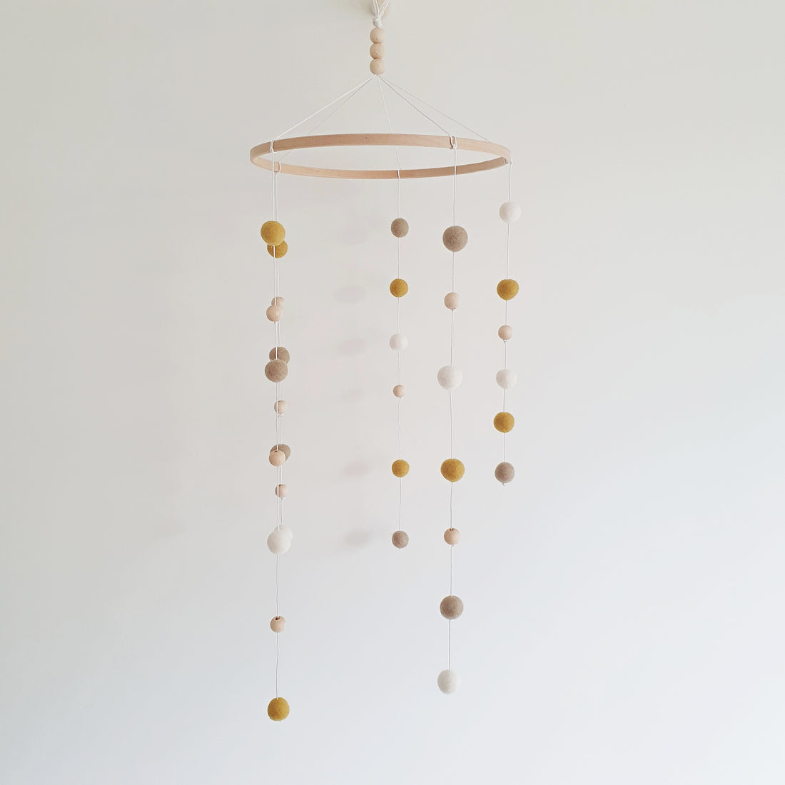 Babymobiel viltballetjes | Brons-mosterd-ecru