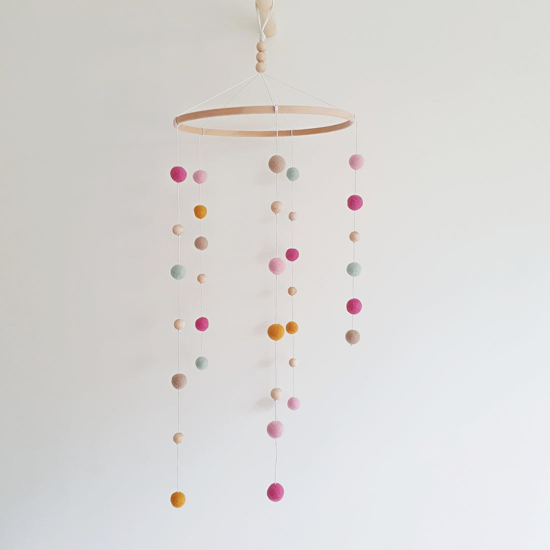 Babymobiel viltballetjes | Roze-mint-oker